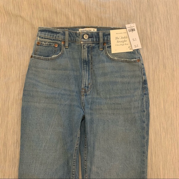 Abercrombie & Fitch Ultra High Rise Ankle Straight Jeans NWT 27W Light Wash - Picture 2 of 6